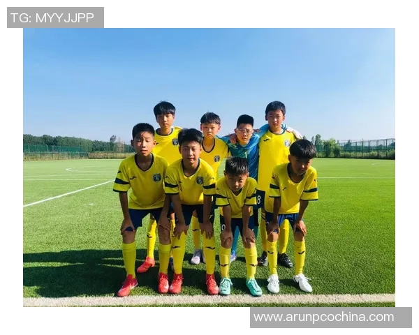 在足球大雾天里追逐梦想的少年们如何克服困难勇往直前