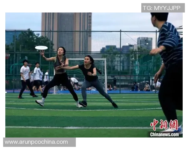 女孩子踢足球的好处与挑战探讨让我们一起关注女性足球运动的发展