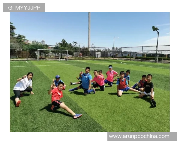 在绿茵场上追逐梦想的少年与足球的奇幻冒险之旅